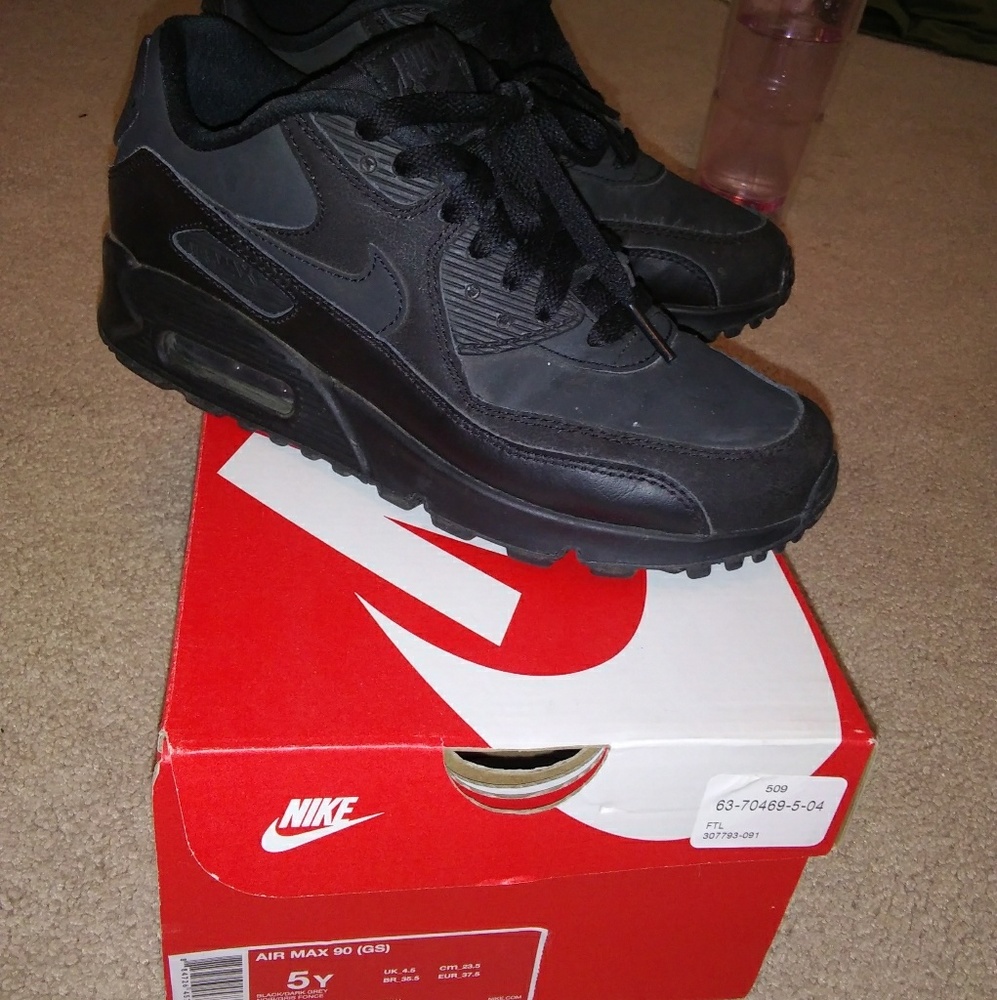 All black airmax 90 (womens 6-7)